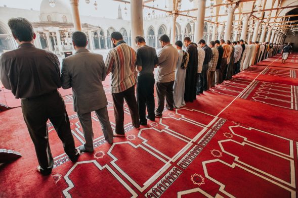 cc-2019-sm-menprayinginrow