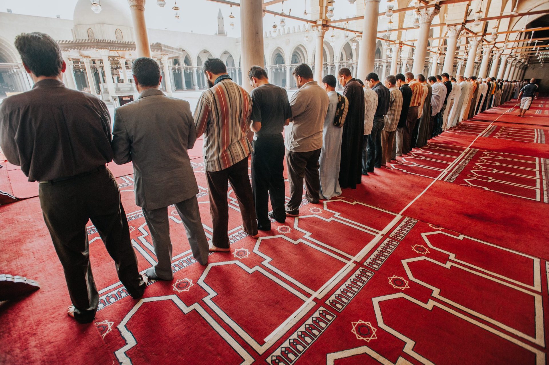 cc-2019-sm-menprayinginrow